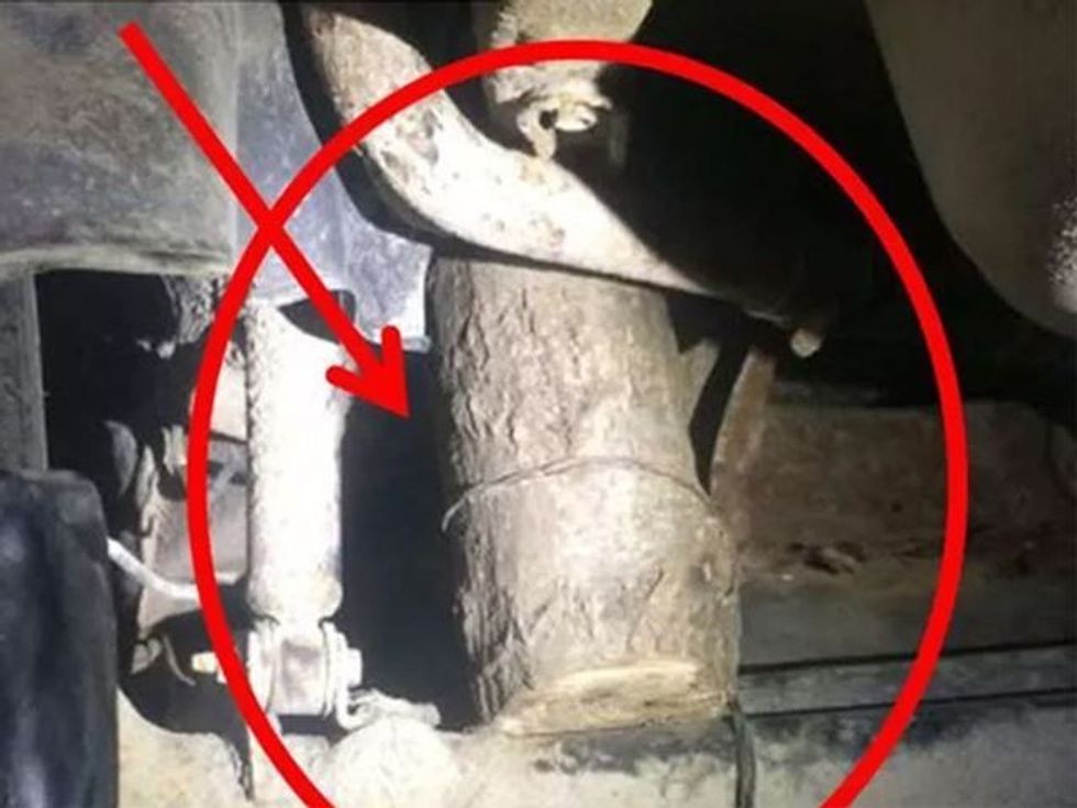 Strukturën e dëmtuar të makinës e kishte zevendesuar me nje dru te zakonshem foto