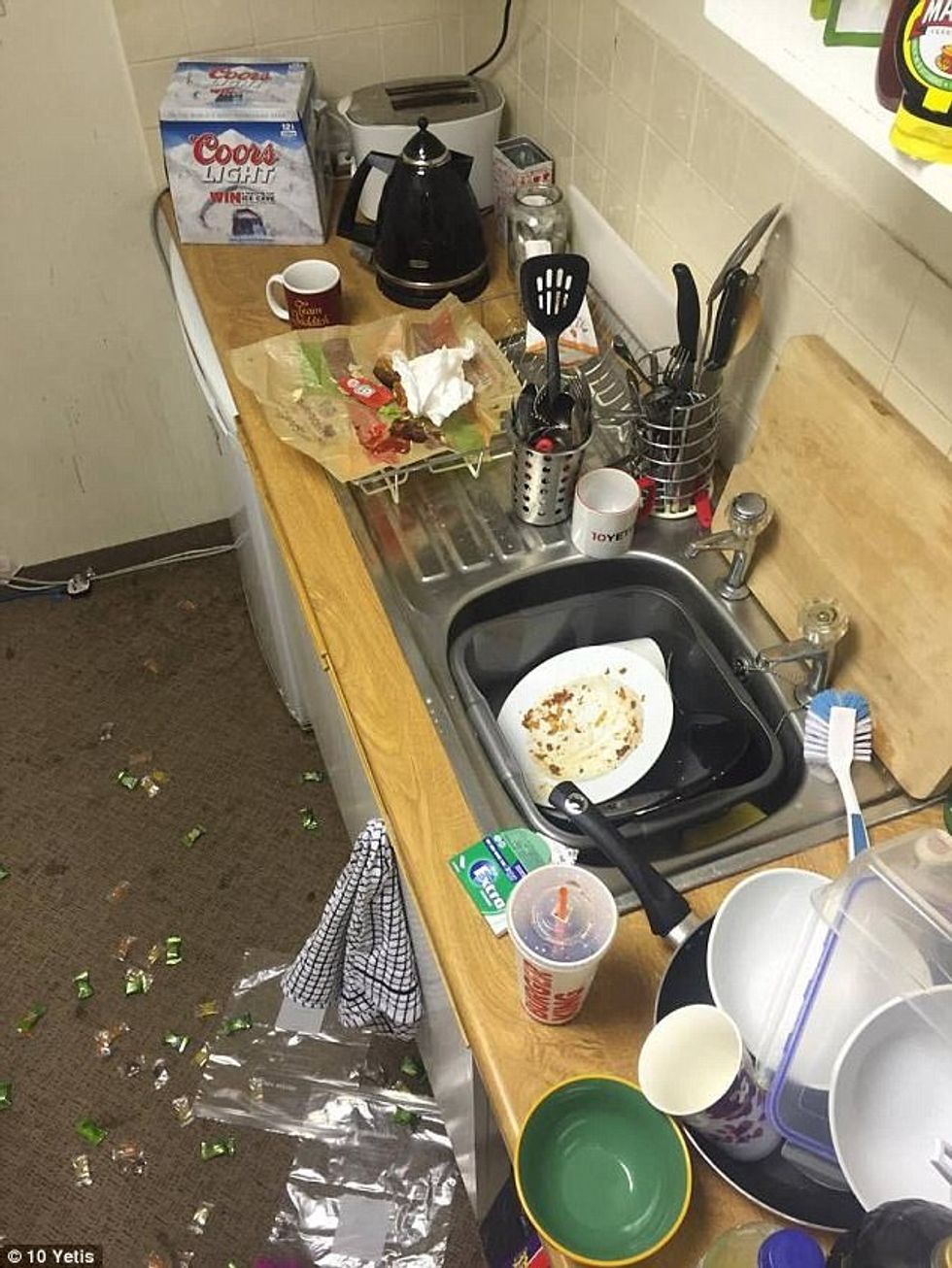 Studentët konkurrojnë për banesën më të papastër foto 2