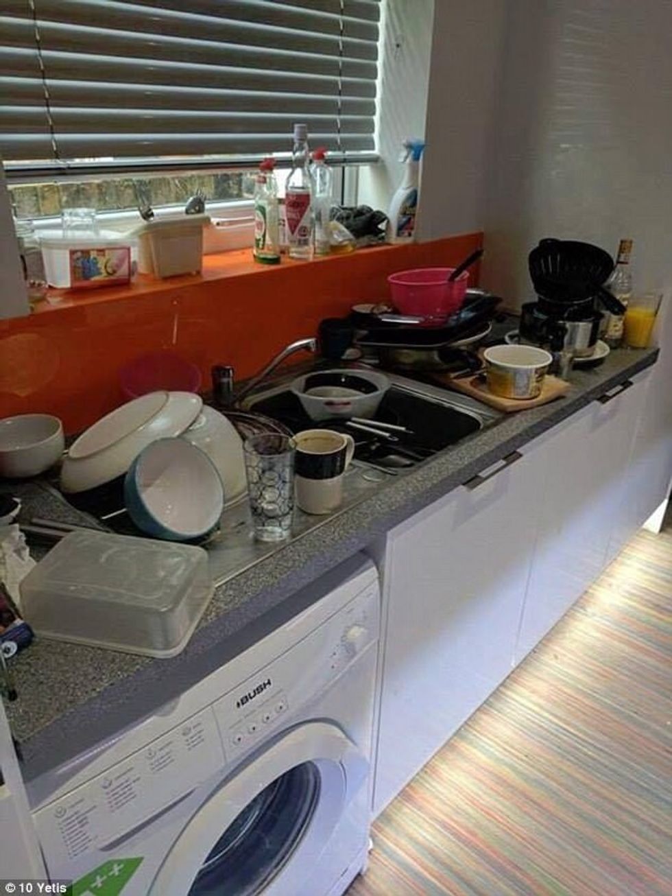 Studentët konkurrojnë për banesën më të papastër foto 6