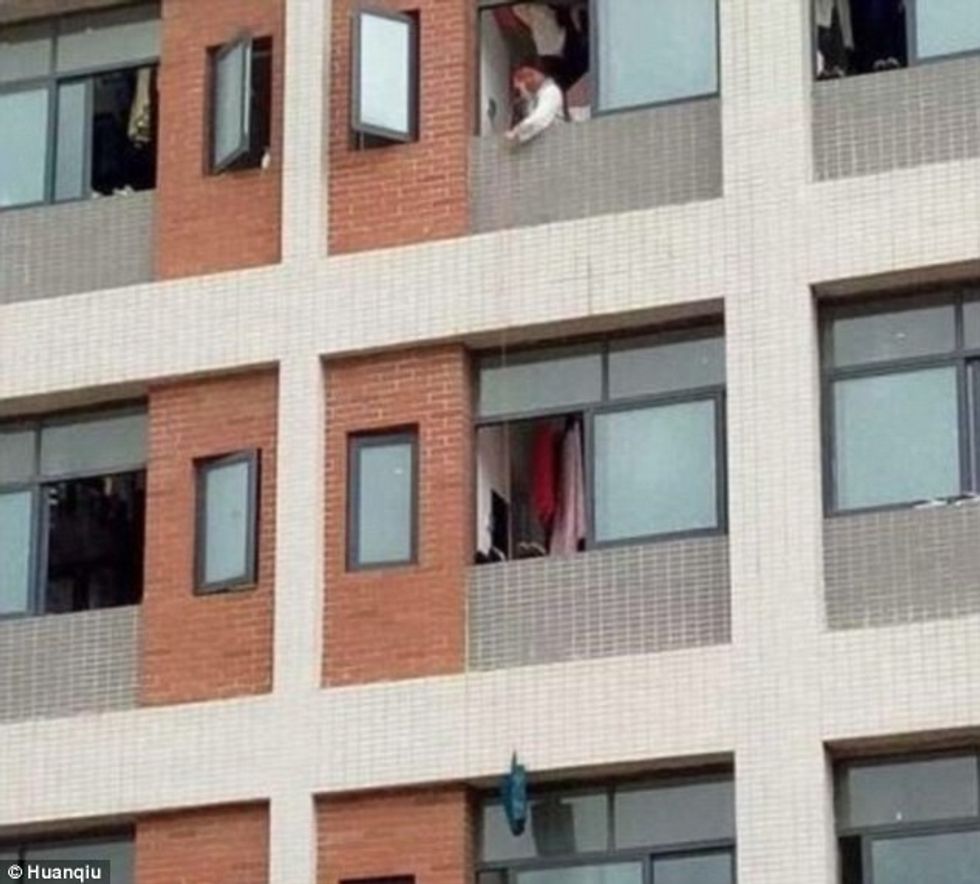 Studenti dembel nuk zbret nga kati pestë i konviktit gjen menyren qe te merr ushqimin foto 2