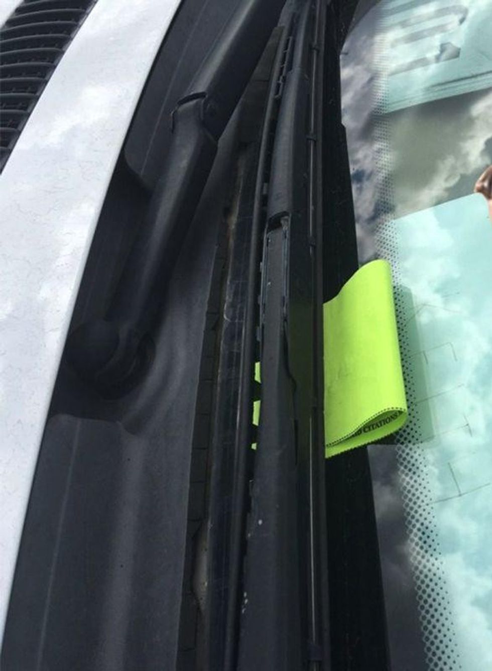 studenti-gjeti-menyren-se-si-ti-shmanget-denimit-per-parkim-ne-vend-te-ndaluar-foto-2