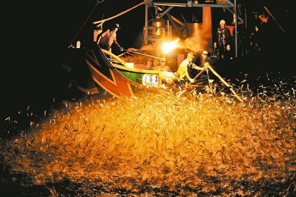 sulfuric fire fishing in Jinshan taiwan 24