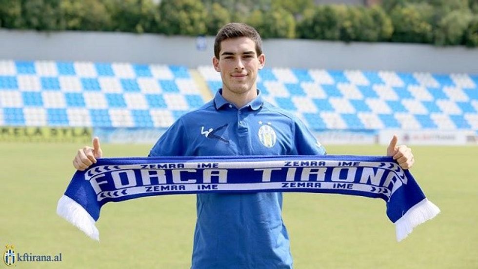 Sulmuesi kosovar Flamur Bajrami nënshkruan për KF Tirana