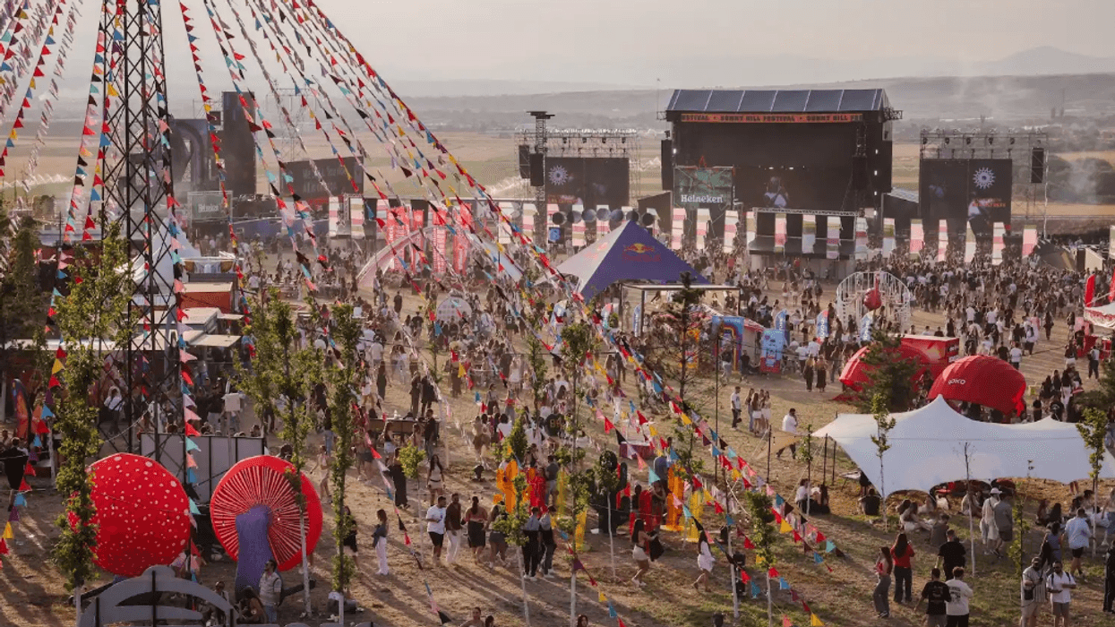 Kush performon dhe kur? Sunny Hill zbulon agjendën e tri netëve spektakolare