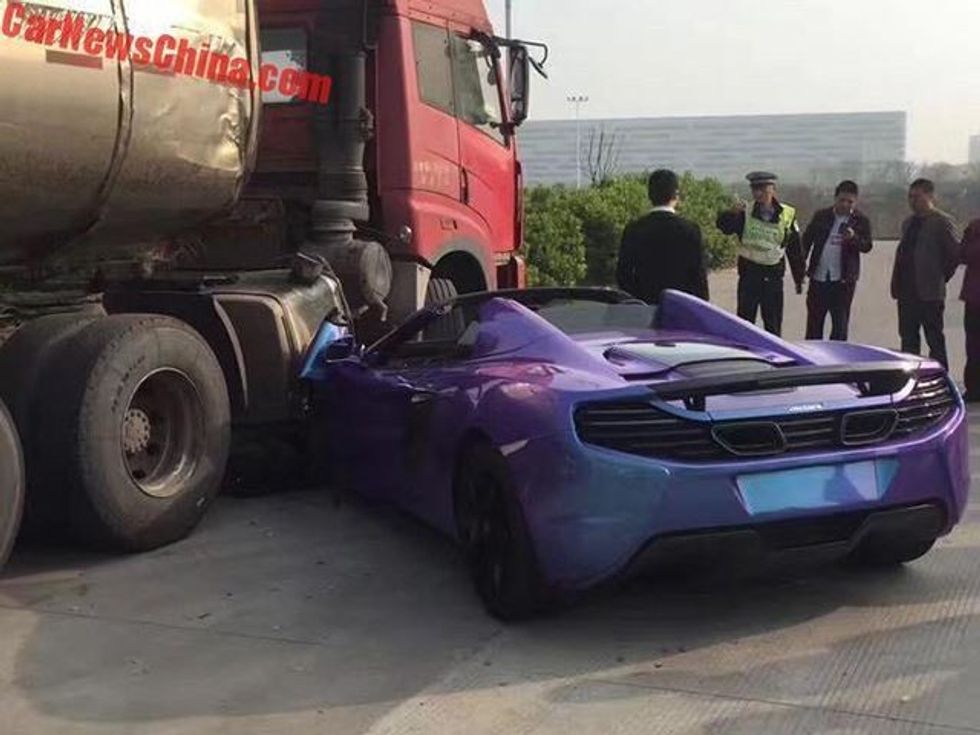 Super veturen qe kushton rreth gjysme milioni e futi nen kamion foto 2