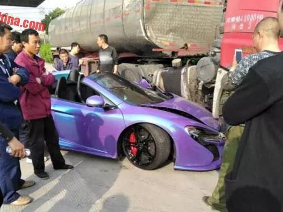 Super veturen qe kushton rreth gjysme milioni e futi nen kamion foto 3