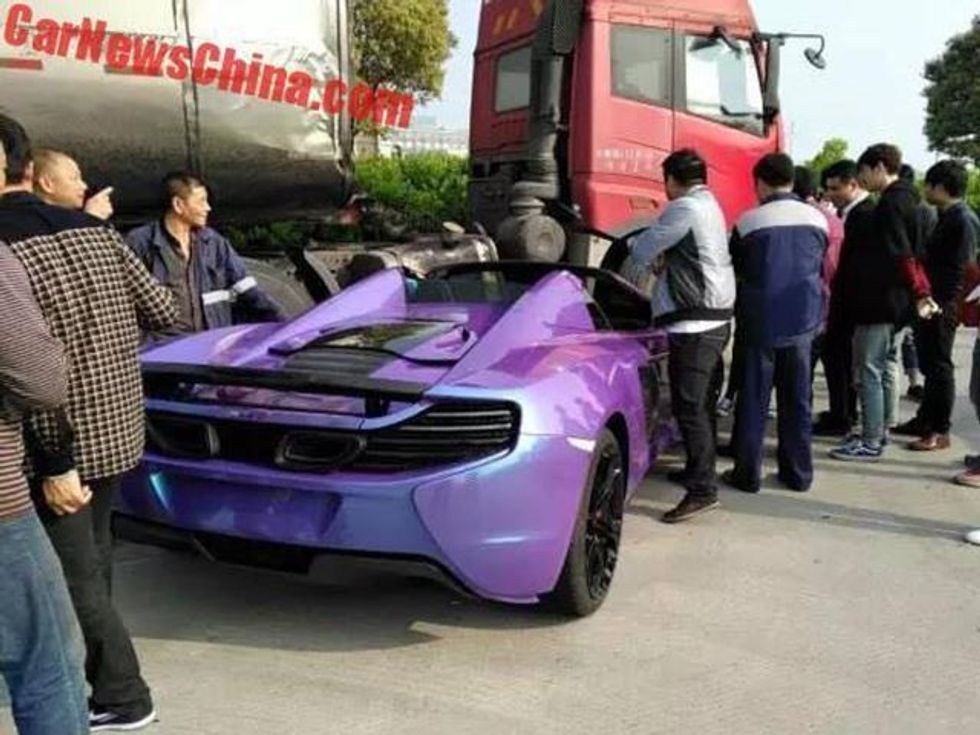 Super veturen qe kushton rreth gjysme milioni e futi nen kamion foto 4