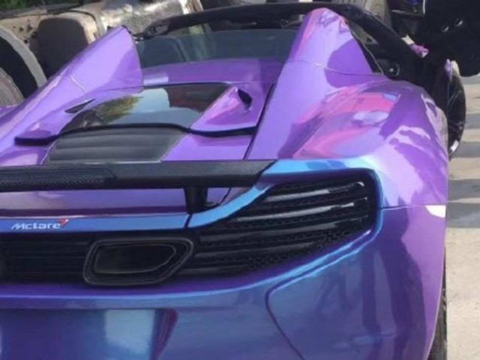 Super veturen qe kushton rreth gjysme milioni e futi nen kamion foto 5