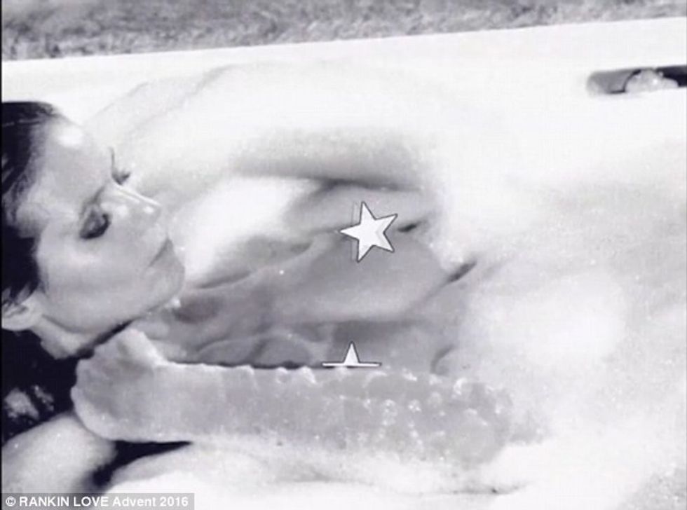 Supermodelja është shfaqur tërësisht nudo