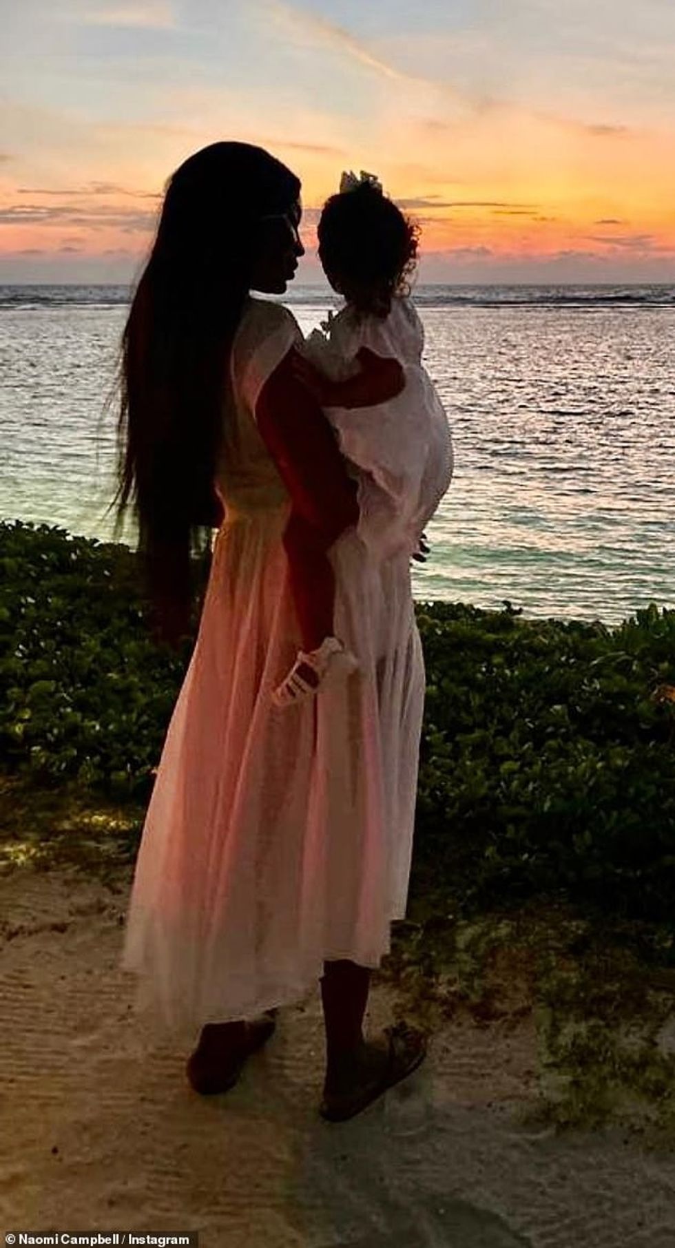 Supermodelja, tashmë 54 vjeçe, tronditi botën kur njoftoi lindjen surprizë të vajzës së saj të ndjekur nga një djalë në vitin 2023, emrat e të cilit mbretëresha e pasarelave nuk i ka bërë publike.