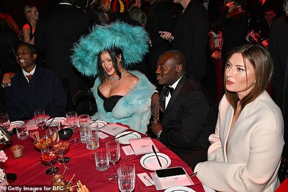 Superylli u bashkua në tryezën e saj nga i dashuri i saj A$AP Rocky, si dhe ish-redaktori britanik i Vogue Edward Enninful (djathtas i dyti), ylli i tenisit Maria Sharapova (djathtas) dhe CEO i Moncler Remo Ruffini.