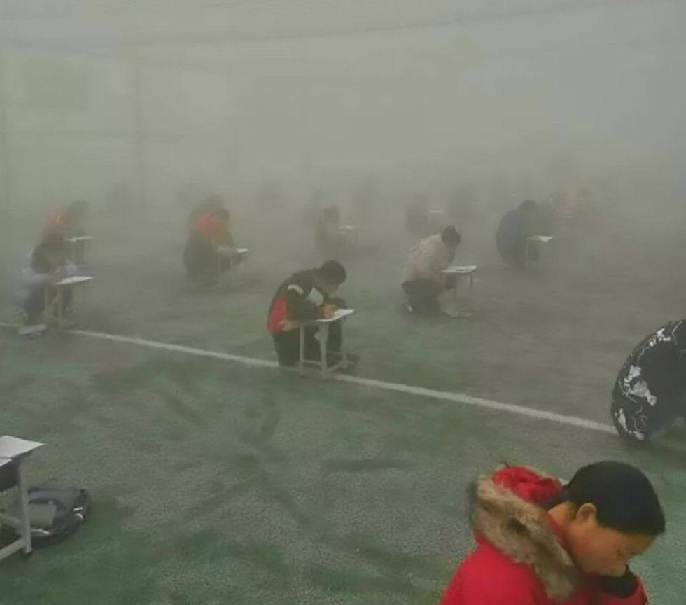 Suspendohet drejtori që detyroi afro 500 nxënës te teston nen smogun e rrezikshem foto 2