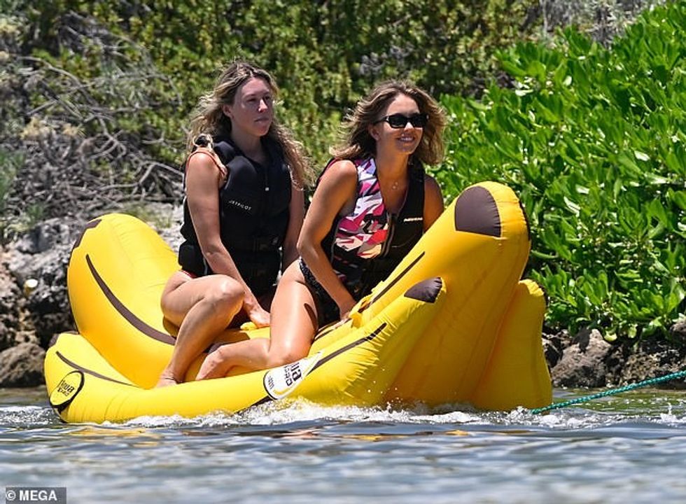 Sydney Sweeney dukej se po kalonte një balenë të premten, teksa po shijonte një ditë të mbushur me sporte ujore me të fejuarin e saj Jonathan Davino dhe miqtë, jashtë shtëpisë së saj të re 13.5 milionë dollarë në Florida të Jugut.