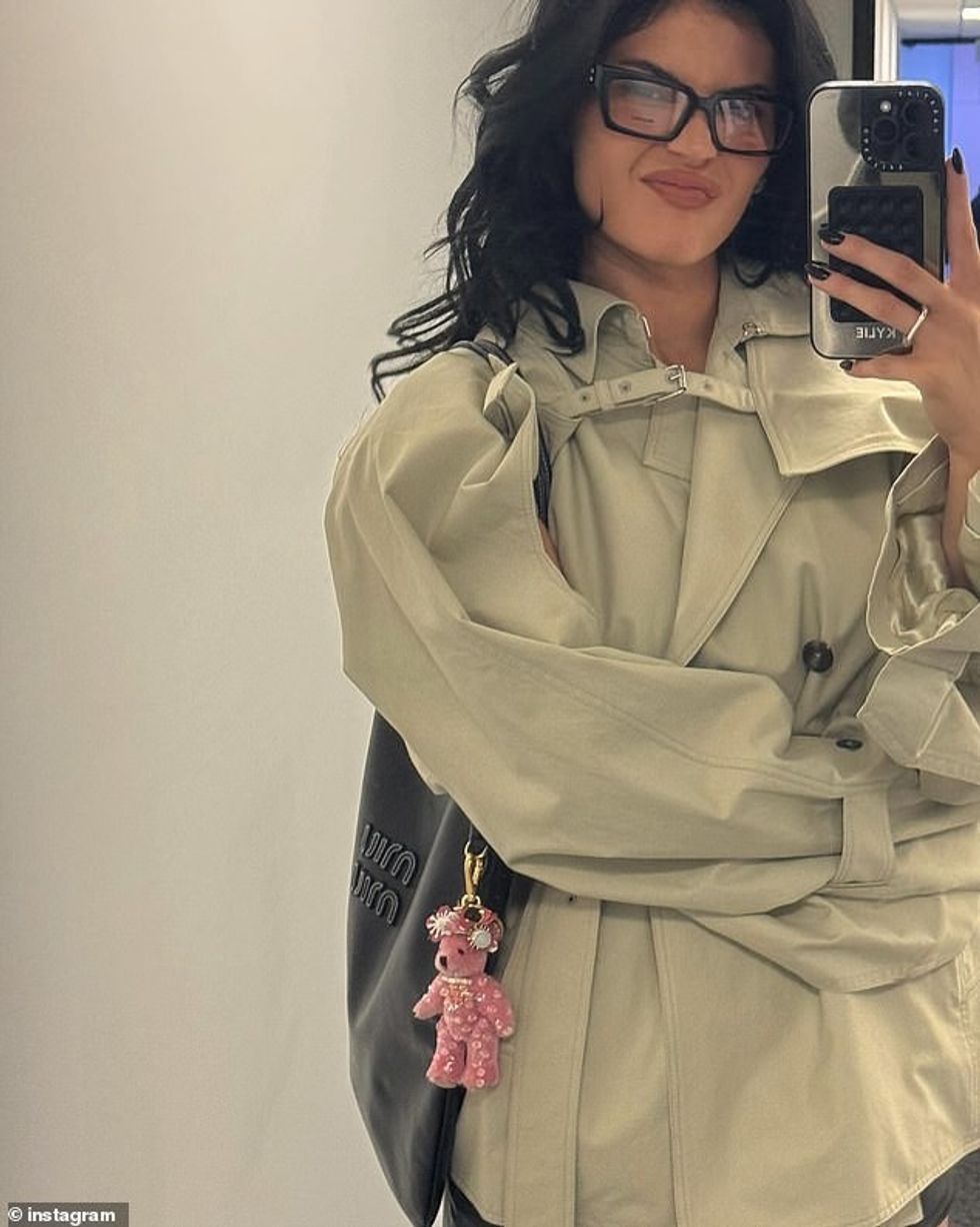 Syzet e zeza këndore Miu Miu zbukuruan fytyrën e Kylie dhe ajo mbante një çantë dore të zezë në stilin e endacakëve Miu Miu