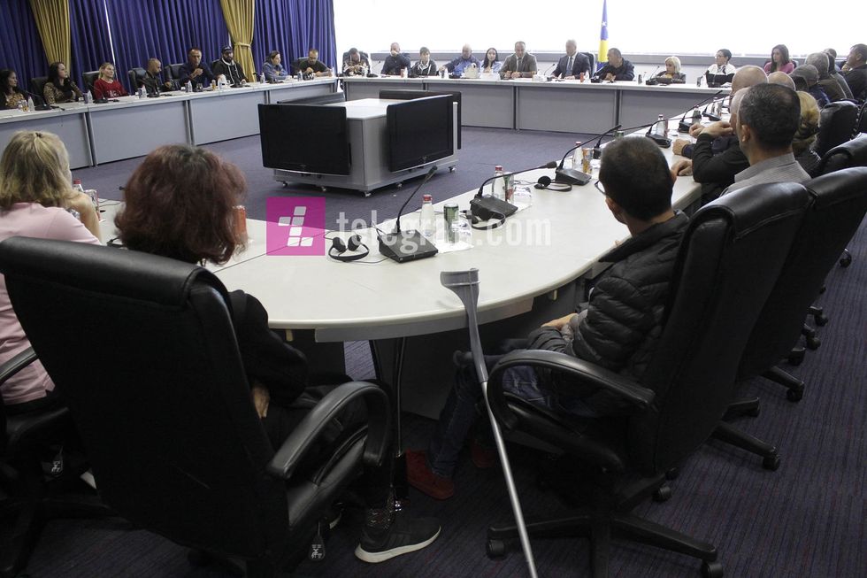 takim Ramush Haradinaj me Shoqaten e Paraplegjikeve dhe Paralizes se Femijeve – Handikos foto Ridvan Slivova 1