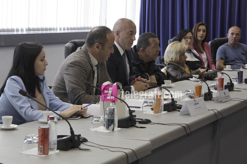 takim Ramush Haradinaj me Shoqaten e Paraplegjikeve dhe Paralizes se Femijeve – Handikos foto Ridvan Slivova 4