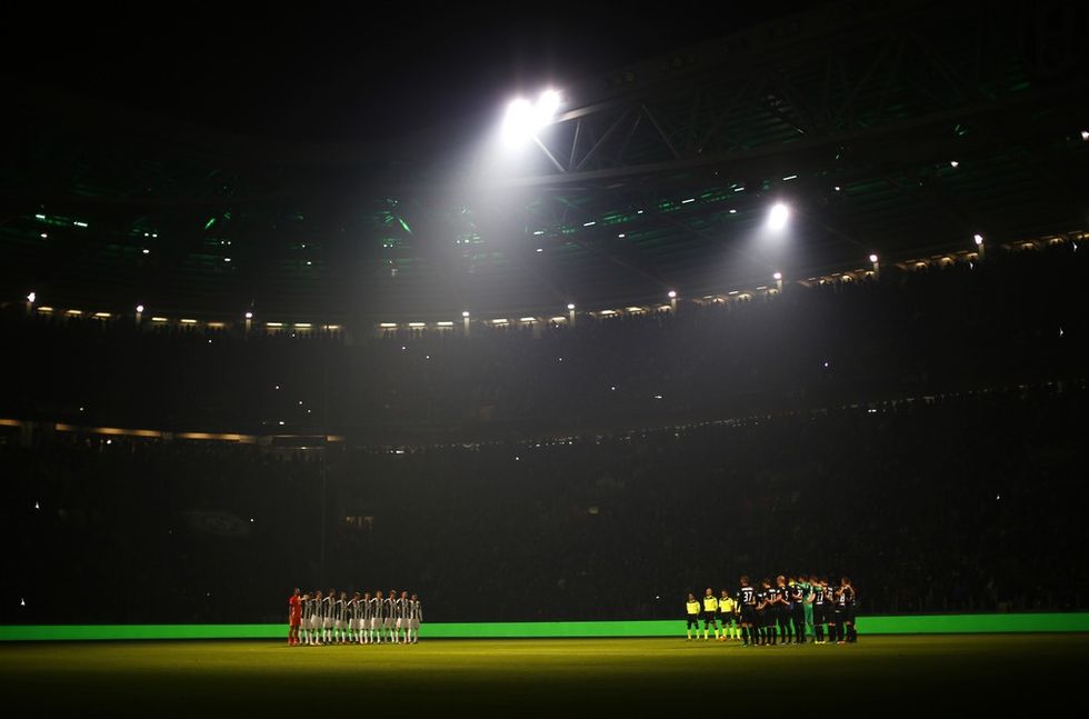 Takimi filloi me një minutë heshtje në nder të Chapecoenses.