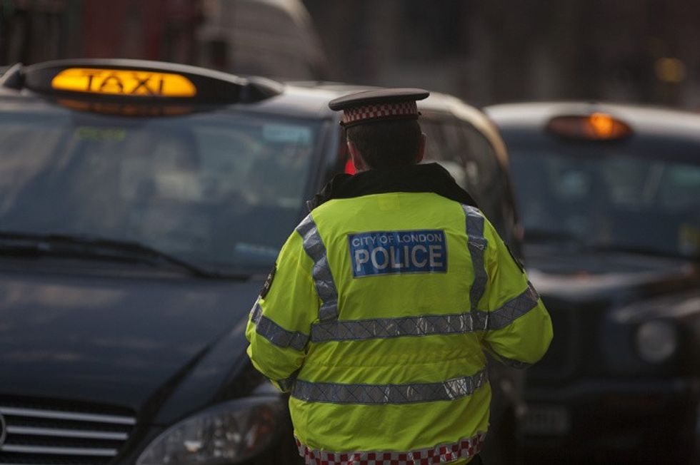 Taksisti arsyetohet se lëvizte me shpejtësi shkaku i pasagjereve qe leshonin gazra foto 2