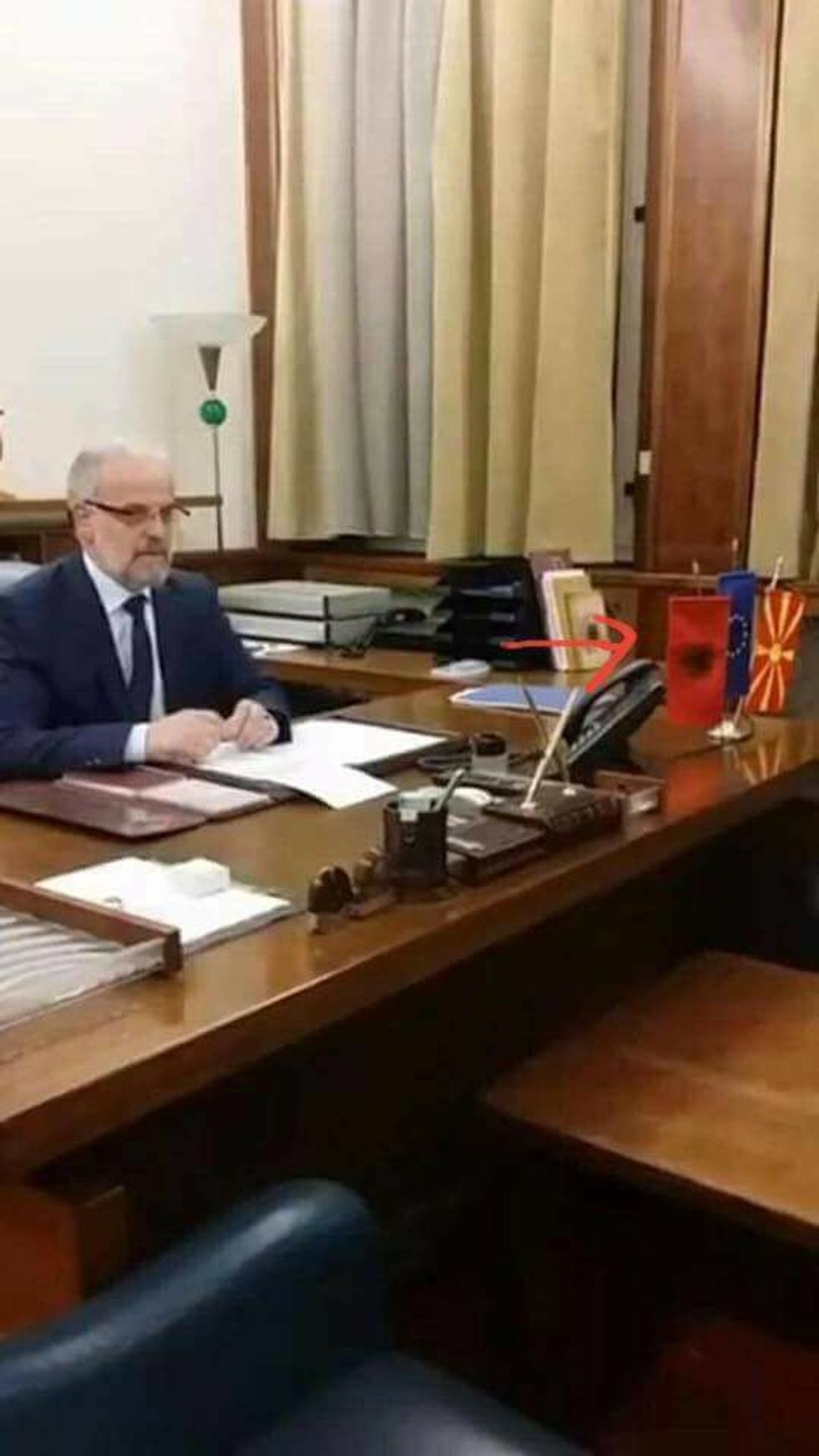 Talat Xhaferi me flamur