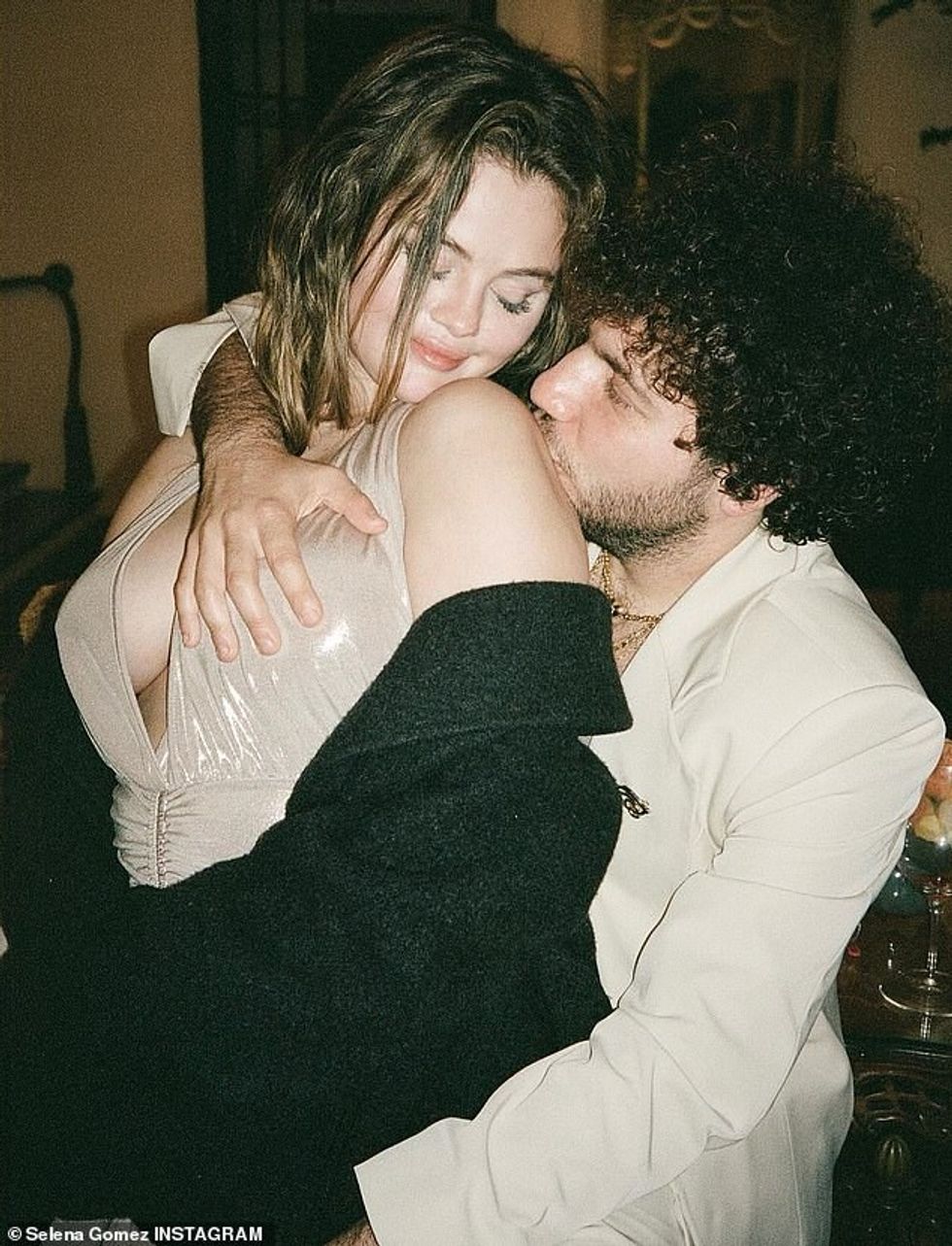 Tani një burim ka ndarë se Selena është 'gati të qetësohet' dhe mendon se 'ka gjetur dashurinë e jetës së saj' tek Benny.