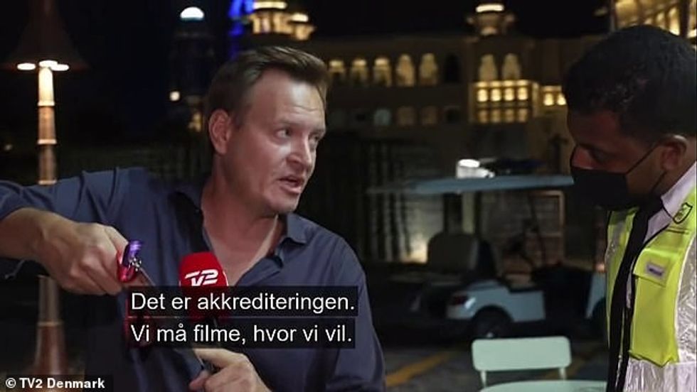 Tantholdt shihet duke treguar akreditimin e tij të shtypit përpara se të pretendonte se nuk ka nevojë për leje