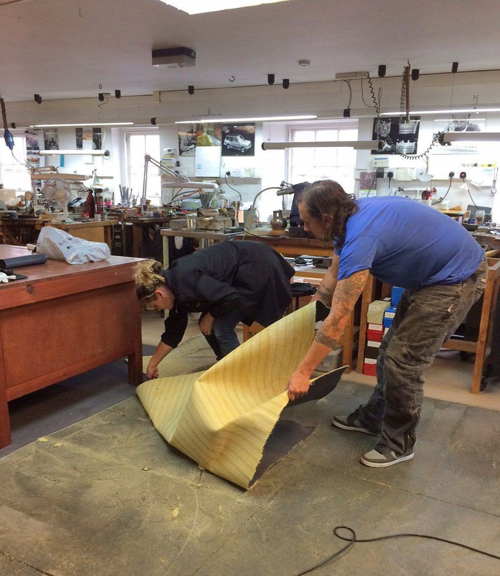 Tapeti i argjendarisë doli të jetë i mbushur me copëza të imta ari qe kane vlere te madhe foto 2