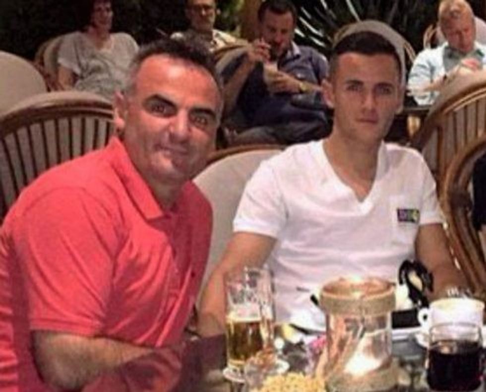 Tarashaj me të atin në një kafe çasti