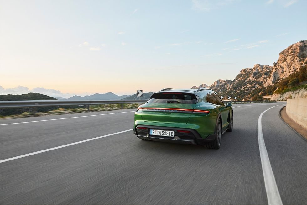 Taycan Cross Tourismo 13