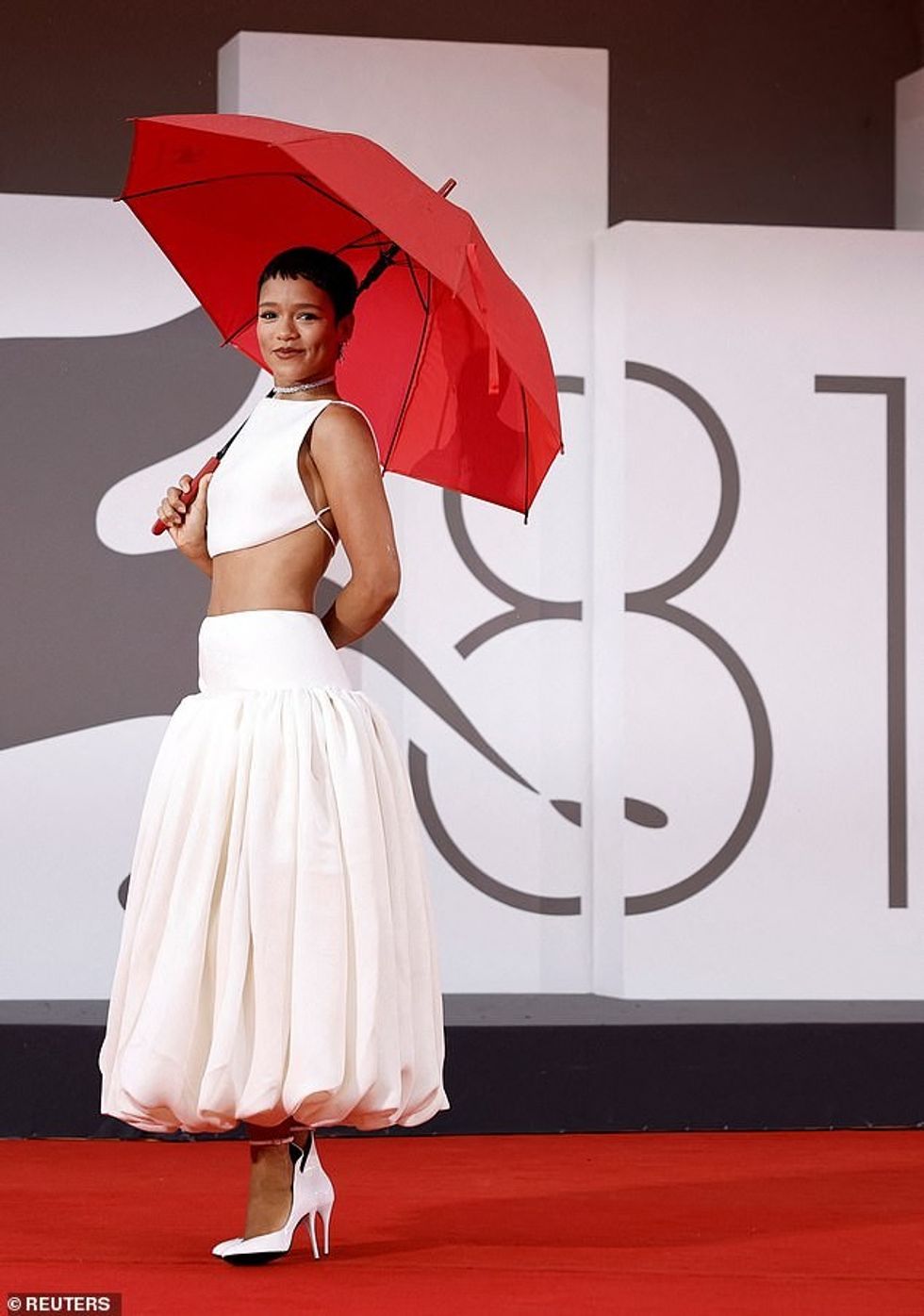 Taylor bëri edhe një herë një shfaqje verbuese teksa fërkoi supet me Julianne Moore dhe Tilda Swinton në premierën e filmit të tyre më 2 shtator.