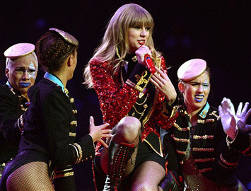 Taylor Swift perfo 2395511b