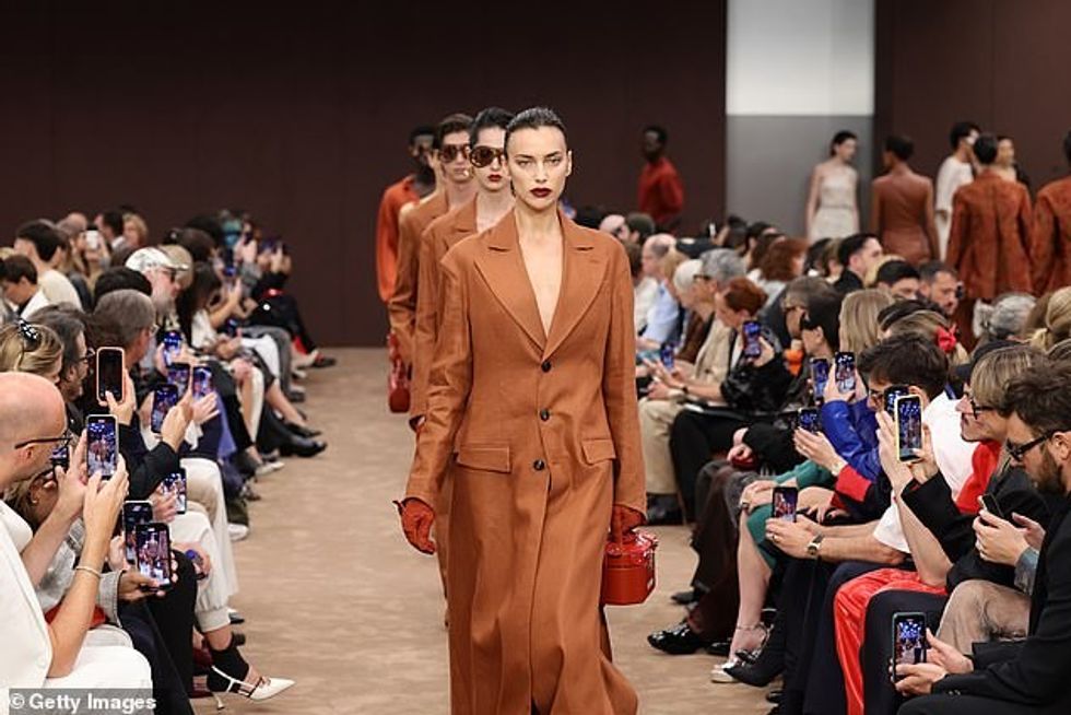 Të gjithë sytë ishin te Irina teksa ajo drejtonte modelet e tjera