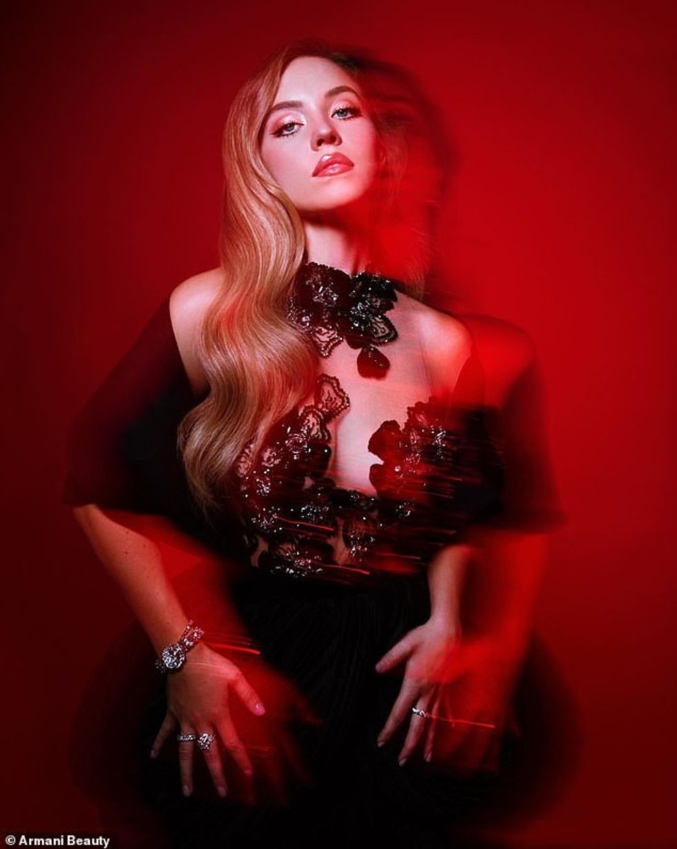 Të hënën, Giorgio Armani zbuloi një fushatë të re festash me Sweeney, e cila u shkrep nga fotografi Desiree Mattsson.