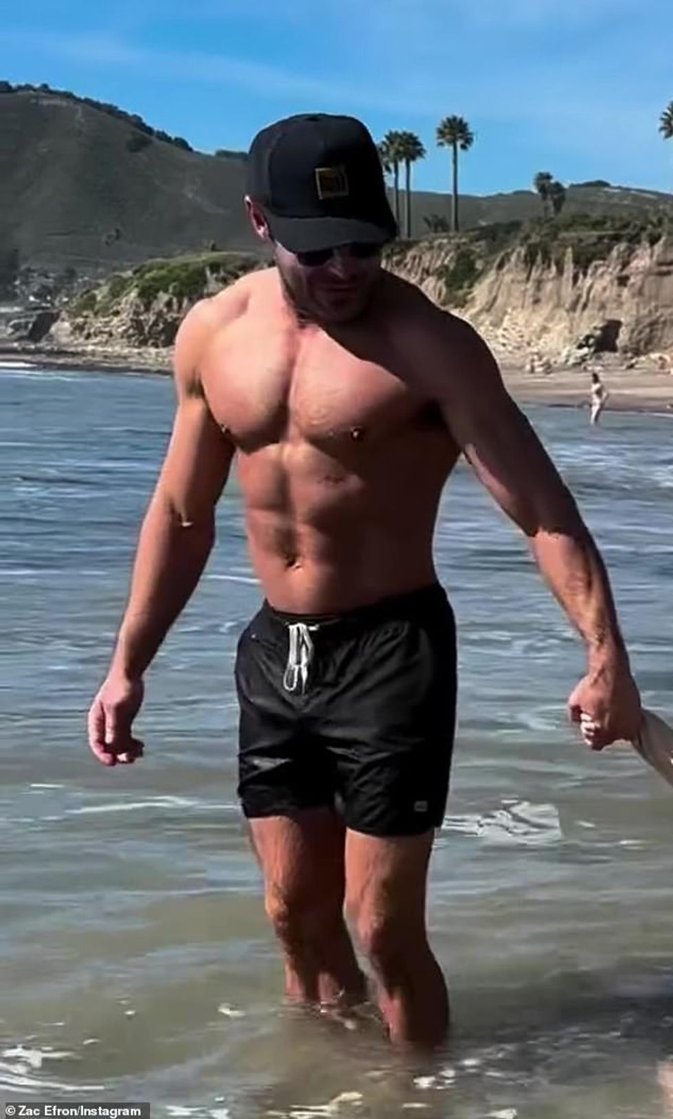 'Të lumtur dhe të shëndetshëm, faleminderit për urimet e mira', idhulli muskuloz i maturës i ka shkruar postimit.