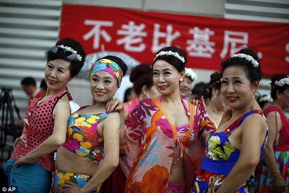 Të moshuarat shfaqen në bikini per te treguar se bukuria nuk ka moshe foto 4