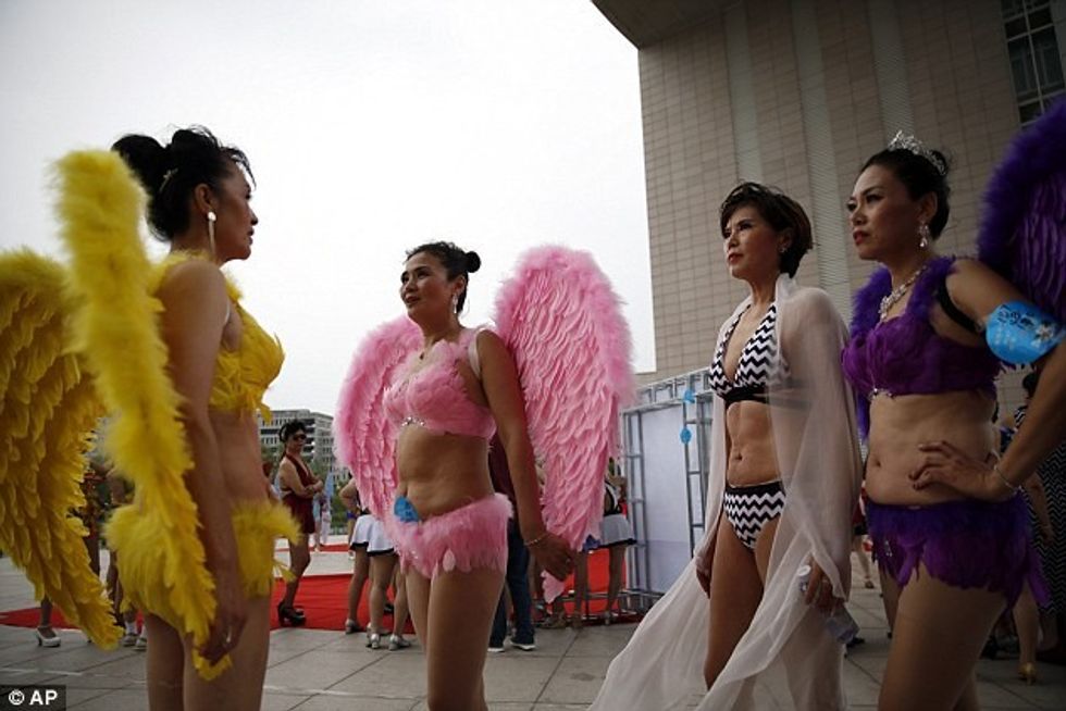 Të moshuarat shfaqen në bikini per te treguar se bukuria nuk ka moshe foto 5