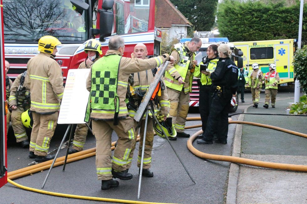 Të moshuarve iu dogj shtëpia pasi e dekoruan bredhin me qirinje te vertete foto 3