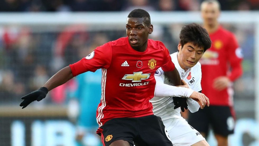 Të mundësh Arsenalin nuk është aspak e lehtë pasi Topçinjtë janë nga ato ekipet që nuk ndalen kurrë së qarkulluari topin dhe vrapuari. Por, mos të harrojmë se Unitedi ka fituar në të kaluarën me lojtarë si Anderson në mesfushë, e gjitha kjo pasi Djajtë e Kuq, posaçërisht mesfusha nuk është ndalur kurrë së vrapuari dhe luftuari. Me Paul Pogban dhe Ander Herrera do të jetë çdo gjë më e lehtë dhe Mourinho e di këtë, pasi është një praktikë që e ka përdorur edhe në të kaluarën.