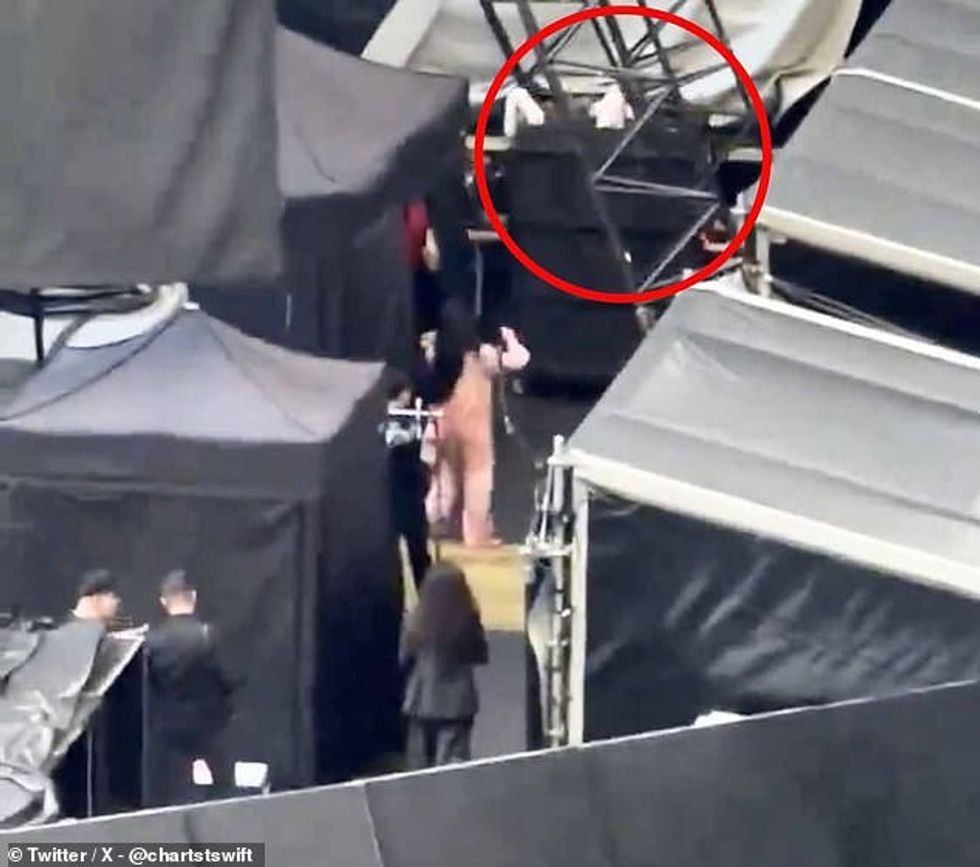 Të premten, Taylor hyri në mënyrë dramatike në stadiumin Wembley me një karrocë pastrimi që e fshehu atë deri në momentin e fundit.