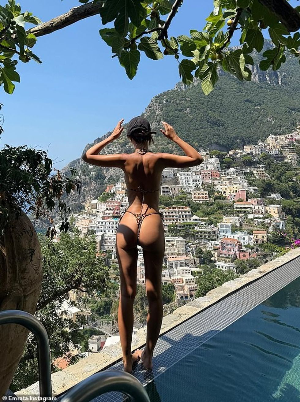 Të shtunën, modelja 34-vjeçare shkroi në Instagram disa foto dhe video të saj duke u argëtuar nëpër Itali me një bluzë me bikini që mezi dukej dhe një fund të hollë.