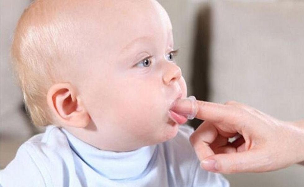 teething Gum massage mombeat