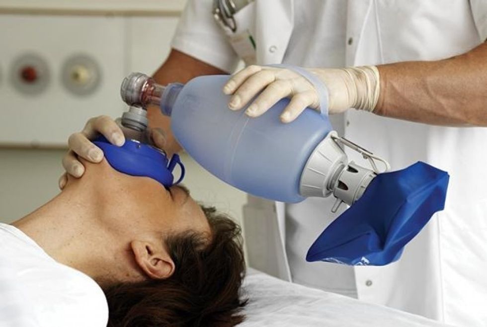 Teknika e ventilimit me AMBU me nje shpetimtar