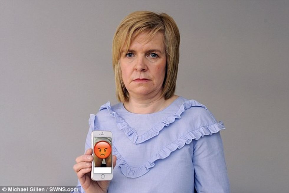 Telefoni i ri doli të jetë i mbushur me fotografitë e një burri të zhveshur foto 2