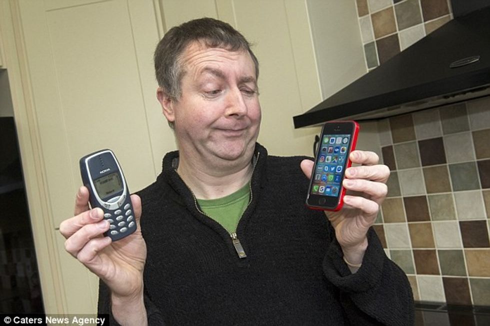 Telefoni mobil që besohet së është më i vjetri deri më tash i ka mbijetuar dy lufterave foto 3