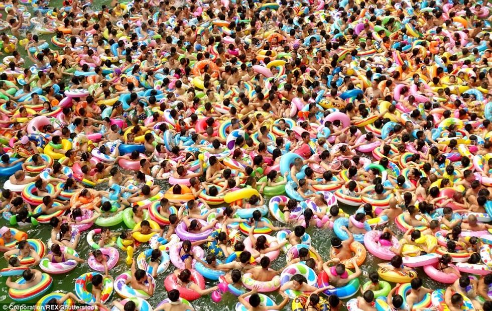 Temperatura e lartë mbushi plazhet dhe pishinat ne Kine foto 5