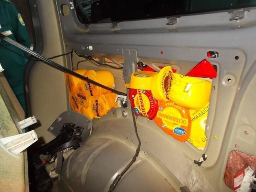 Tentoi të fuste paligjshëm rreth 100 kilogramë djathë foto 2