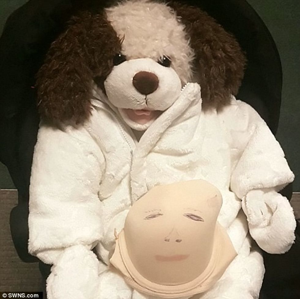 Tentoi të ikte nga sigurimi duke fshehur gjërat e vjedhura në një formë të çuditshme foto 3