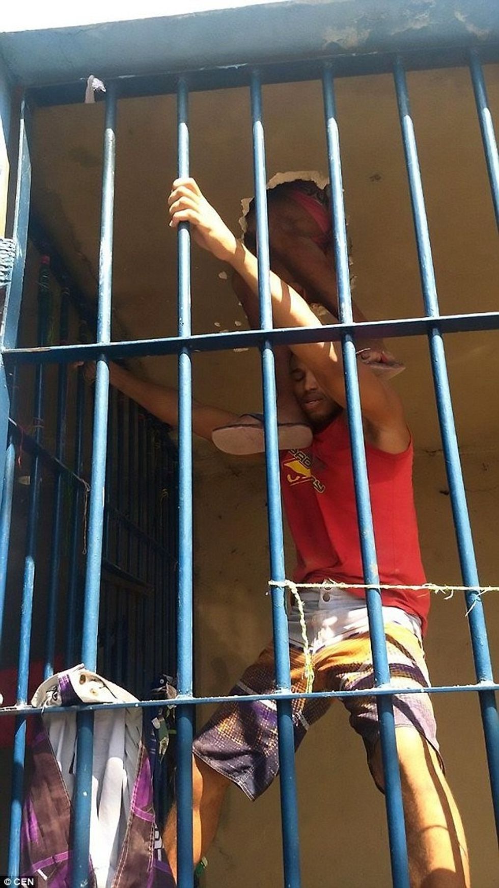 Tentuan të arratisen nga burgu ndalohen kur njeri prej tyre ngeci ne tavan foto 2