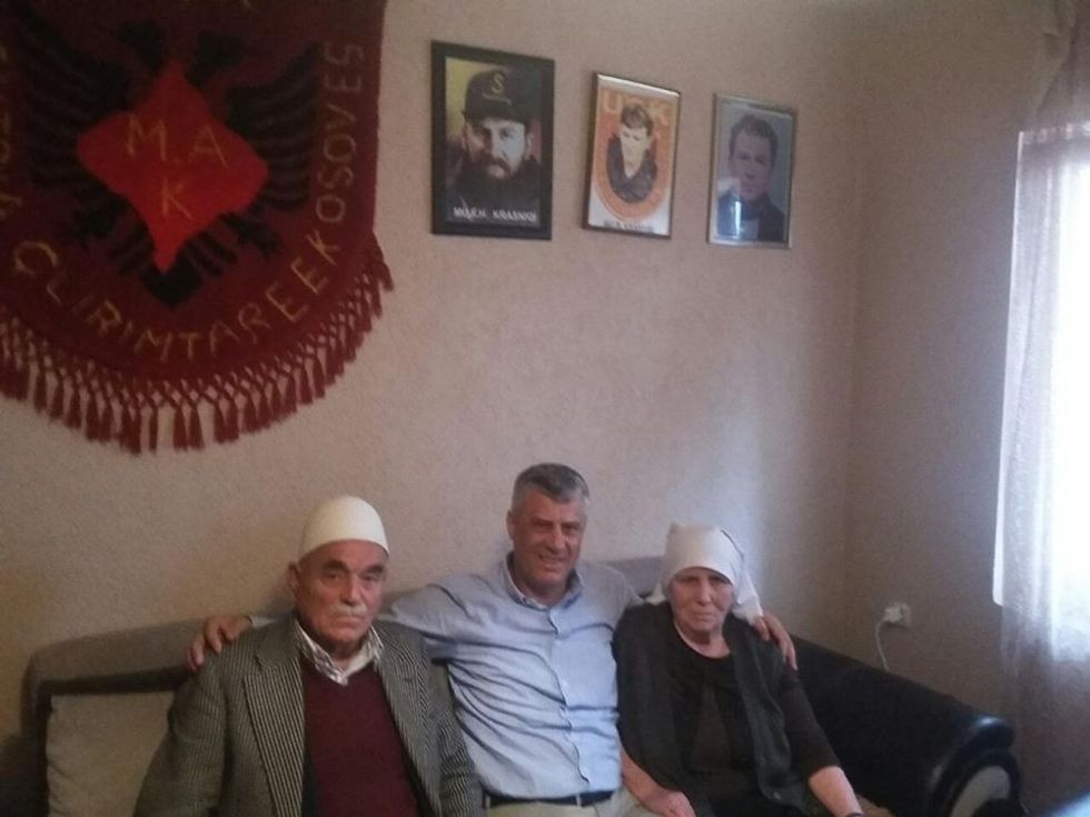 thaci me familjen e mujes
