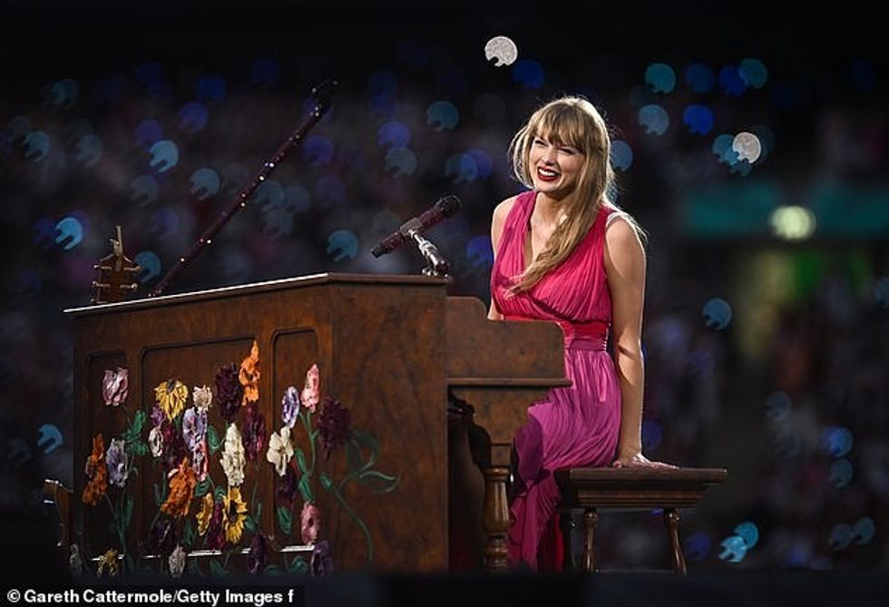 The 34-year-old songstress was singing her hit All Too Well when she swallowed a bug and laughed it off with a joke