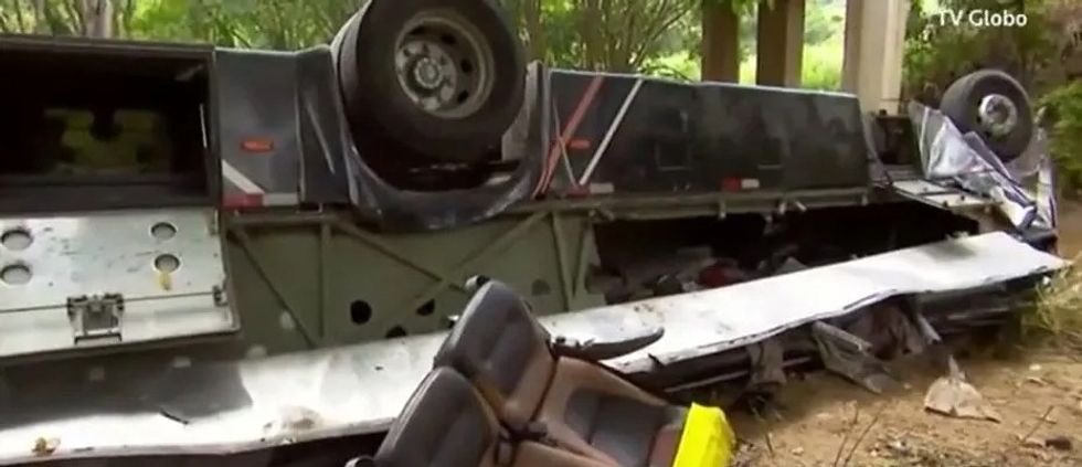 The bus plunged off a bridge in Além Paraíba